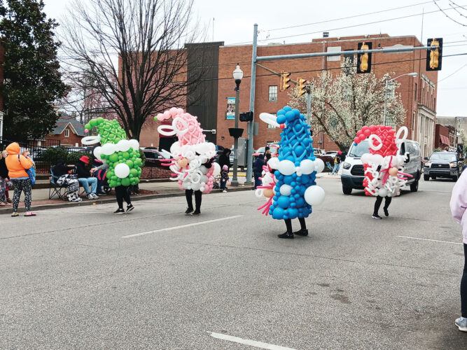 Crowds brave cold Parkersburg parade